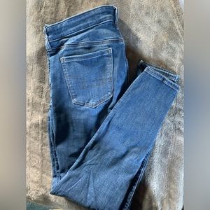 AE women’s skinny medium wash jeans